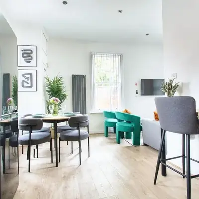 Central 2 beds APT with FREE parking