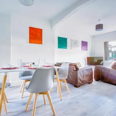 Modern 3-Bed Home Sleeps 6 with Parking & Fast WiFi Perfect for Contractors & Long Stays