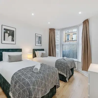Earle House - Air Host & Stay - 5 BR - Sleeps 13