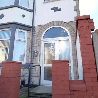 7-Bed Contractor House in Wallasey- free parking