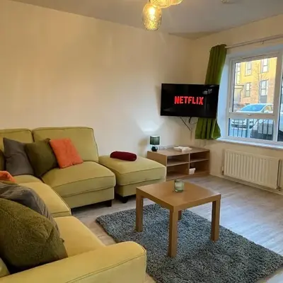 Two Bedroom House with Free Parking