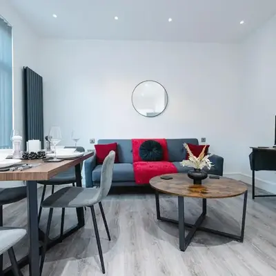Spacious 4 Bedroom House - Sleeps 10 Guests