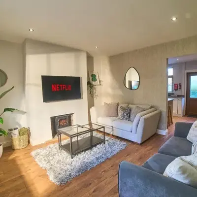 Modern Cosy 2-Bed Terrace with Private Garden