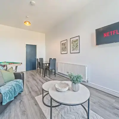 Latimer Flat 3 - Spacious 2-Bed Apt - Sleeps 6