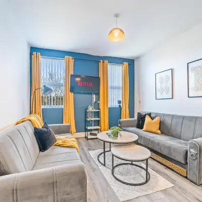 Latimer Flat 5 - Spacious 2-Bed Apt - Sleeps 7