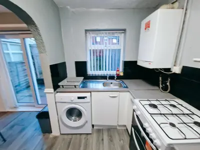 a kitchen with a washing machine and a sink at Amazing Spacious 3BDR Home Near LFC Stadium in Liverpool