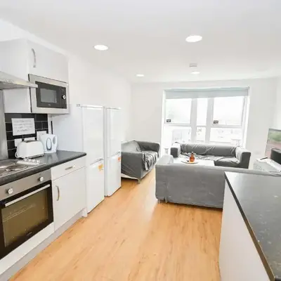 Modern & Convenient 4 Bed Apartment in Liverpool