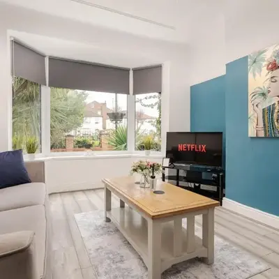 Spacious 3BR Sleeps 8 Ideal for Contractors or Large groups