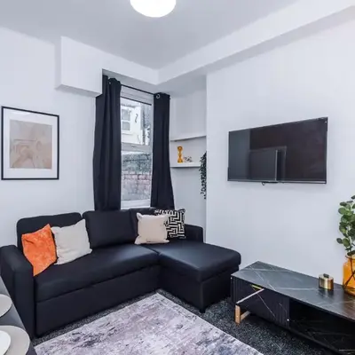 Modern 3BR House in Liverpool - Garden
