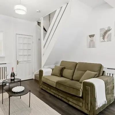 Warm and Cosy Home at L6 Sleeps 5