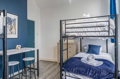 a bedroom with a bunk bed and a desk at Spacious City Flat - 2 Bedrooms - Sleeps 7 in Liverpool
