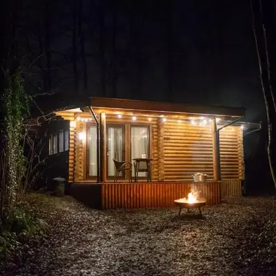 Log cabin in private woodland with lake