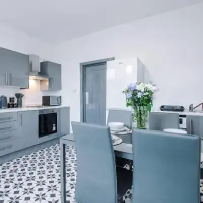 3-BR Home in Wigan | Free Wi-Fi | Comfortable Stay