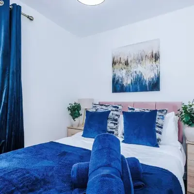 Comfy 3-BR Wirral Home | Free Parking & Wi-Fi
