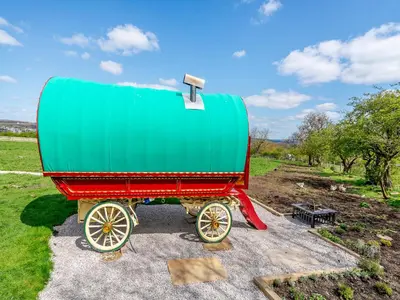 a large green container on a red wagon at Harans Vardo - Uk42959 in Altham