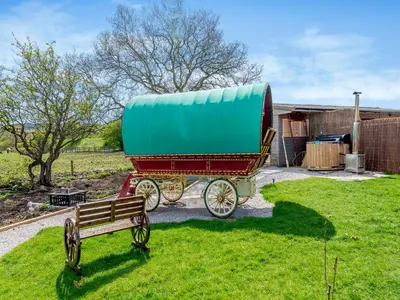 a wagon with a barrel on it next to a bench at Harans Vardo - Uk42959 in Altham