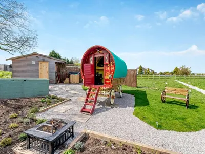 a red and green trailer with a ladder in a yard at Harans Vardo - Uk42959 in Altham