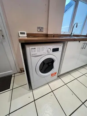 a washing machine under a counter in a kitchen at Liverpool Maple House 3Bed - Walk to Anfield stadium in Liverpool