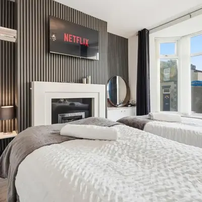 The Crews Quarters Anfield - Sleeps 9 - Modern