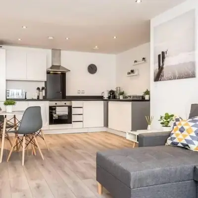 Modern 2BR Near Liverpool ONE & Parking