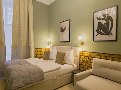 a bedroom with a bed and a couch at Apartment Wilkinson in Liverpool