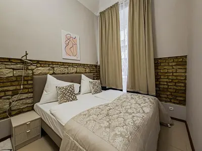 a bedroom with a bed and a window at Apartment Wilkinson in Liverpool