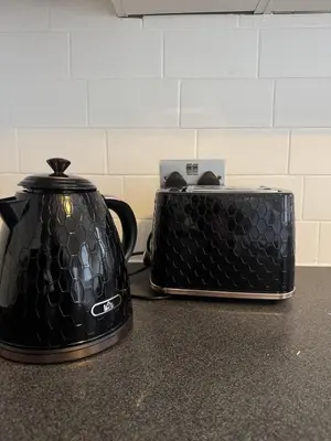 a black slow cooker and a toaster on a counter at Month Stays Central 3 bed Three Bedroom House by Brookland Stays Serviced Accommodation & Short Lets in Preston with Free WiFi in Farington