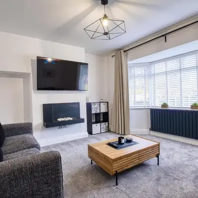 Westhoughton 3 Bedroom House - Free Parking