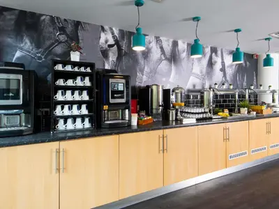 a kitchen with a counter with aasteryasteryasteryasteryasteryasteryasteryasteryastery at ibis Styles Haydock in Haydock