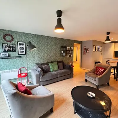 Centrally located apartment in Duke Street- free parking- two bathrooms
