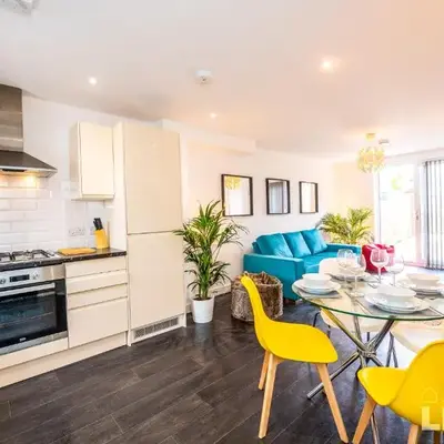 NEW Spacious Modern Townhouse Sleeps 12 Free Parking