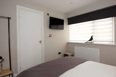 a bedroom with a black bird sitting on a window sill at Blackbird Luxury 2 Bed Accommodation Room 7 in Blackpool