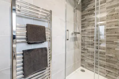 a bathroom with a shower and a glass shower stall at Tannery Place - 3 Bedrooms Parking Wi-Fi Garden in Freckleton