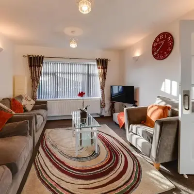 3 BR Home l Free Parking l 5 Guests l Garden l Long Stays l