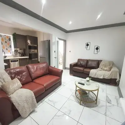 Families Only - Pet Friendly sleeps 6 maximum NO PARTIES