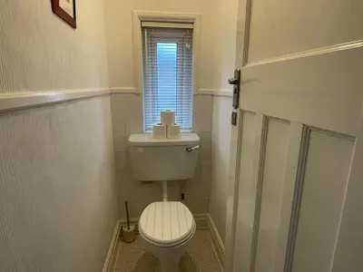 a small bathroom with a toilet and a window at Bare, Morecambe - Parking EV, 2 Bathrooms, 3 King Bedrooms, Good Area in Morecambe
