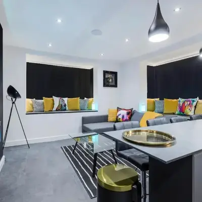 TWO BED Modern Apartment 5min walk to Town centre with Free Parking ! Under New Management