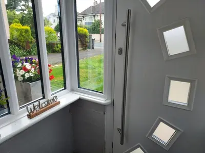 a window seat with a view of a garden at 2 bed apartment 5min from sea in bare Morecombe in Morecambe