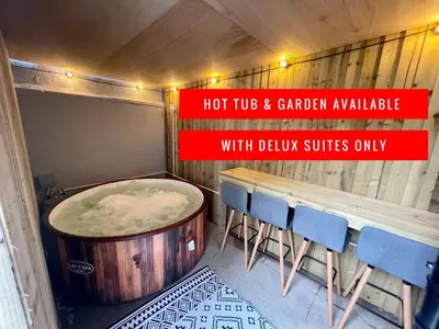 a hot tub and garden available with djahuinis only at Osborne hot tub and jacuzzi suites in Blackpool