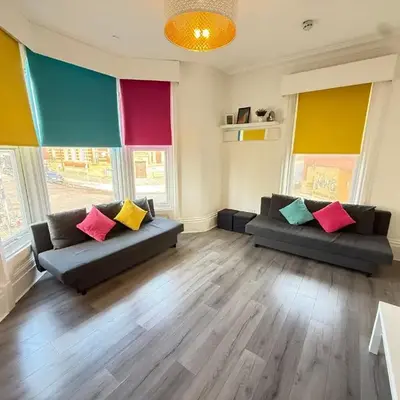 Deco apartment 5 min walk from Blackpool tower sleeps 12