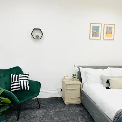 Lovely Estelle Studio Apartment by CityNest