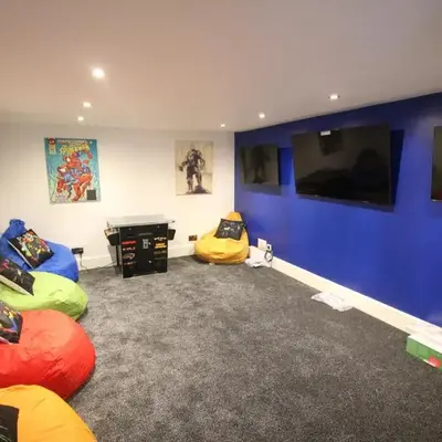 Media Manor - Fully Refurbished in 2022 - Large 6 Bedrooms