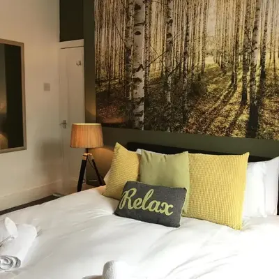 Bright Spacious 3-bed with office & patio
