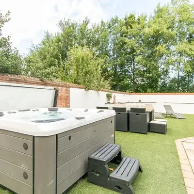 The Hot Tub Townhouse by Holiday Heim