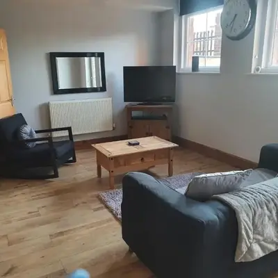 Spacious 2 bed appartment next to BAE with spa bath