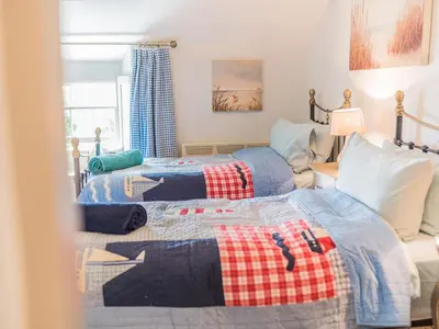 two beds sitting next to each other in a bedroom at Mop Fair Sunny Garden Town Centre - Pass the Keys in Ulverston