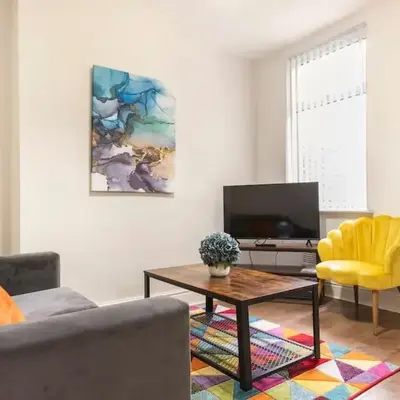 3-bedroom Home in Liverpool L15 with FREE Parking