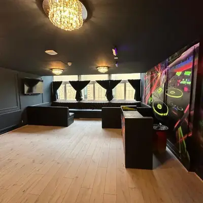 Unique city centre DJ apartment - sleeps 20