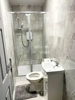 a bathroom with a toilet and a shower and a sink at Entrepreneur Stays - 8 Guest house in Liverpool