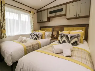 two beds sitting next to each other in a bedroom at Hudson's Hideaway in Carnforth
